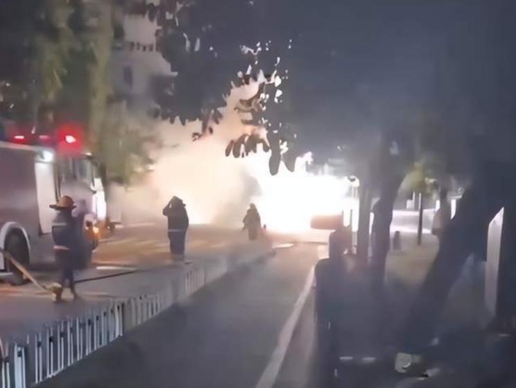 苏州保时捷Taycan碰撞护栏后引发大火