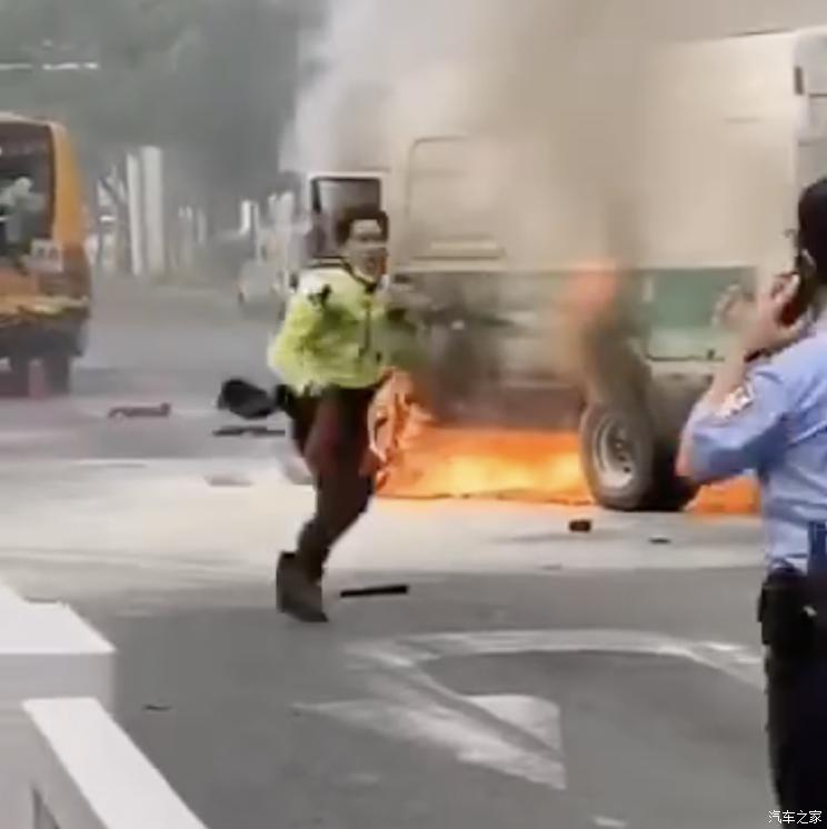 驾驶员被烧身亡深圳电动货车追尾起火