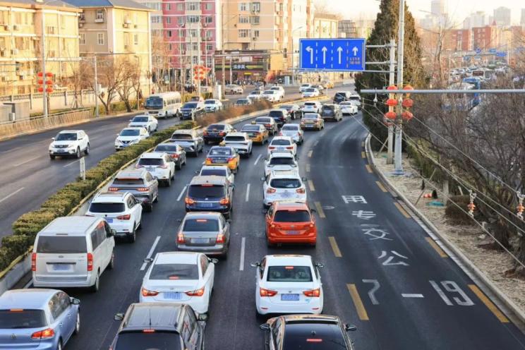 北京周末公交车道限行是否真的合理？