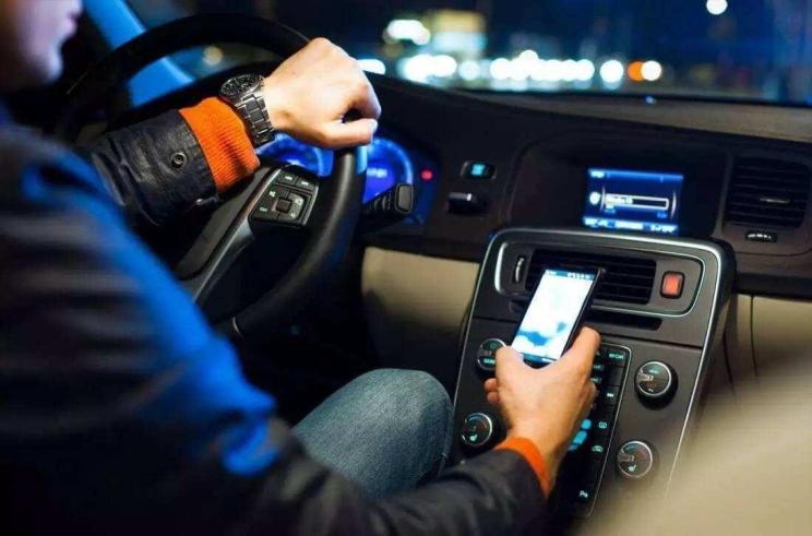 英国警方推探测器开车用手机将被提醒